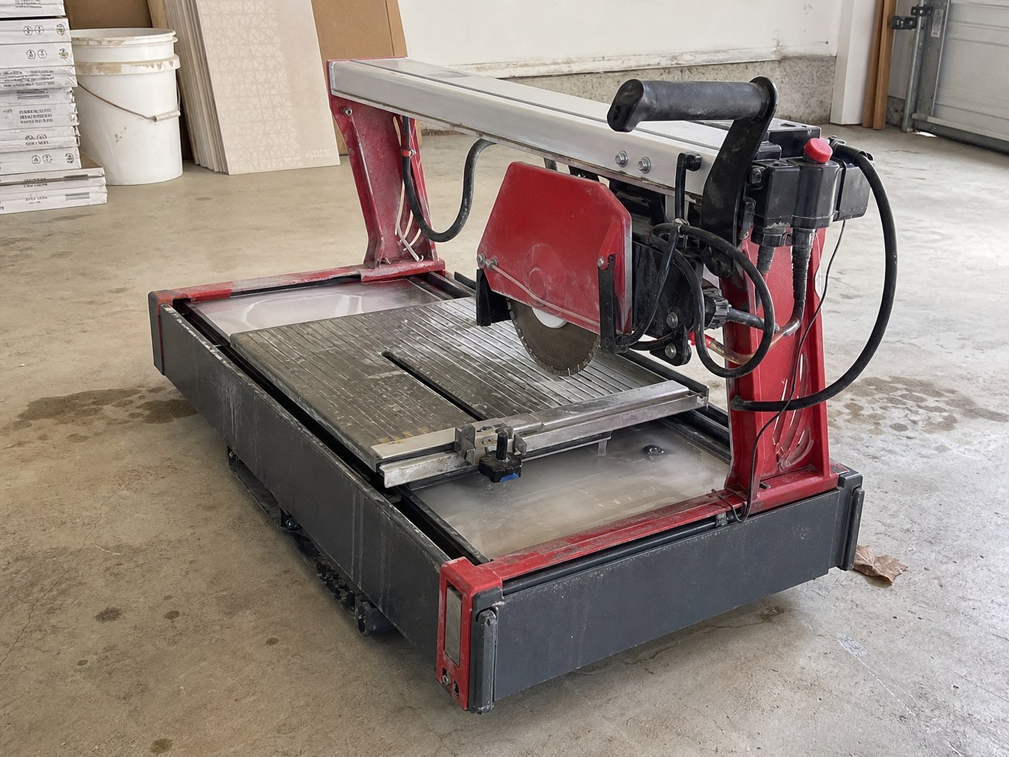 Wet Tile Saw with Sliding Tray